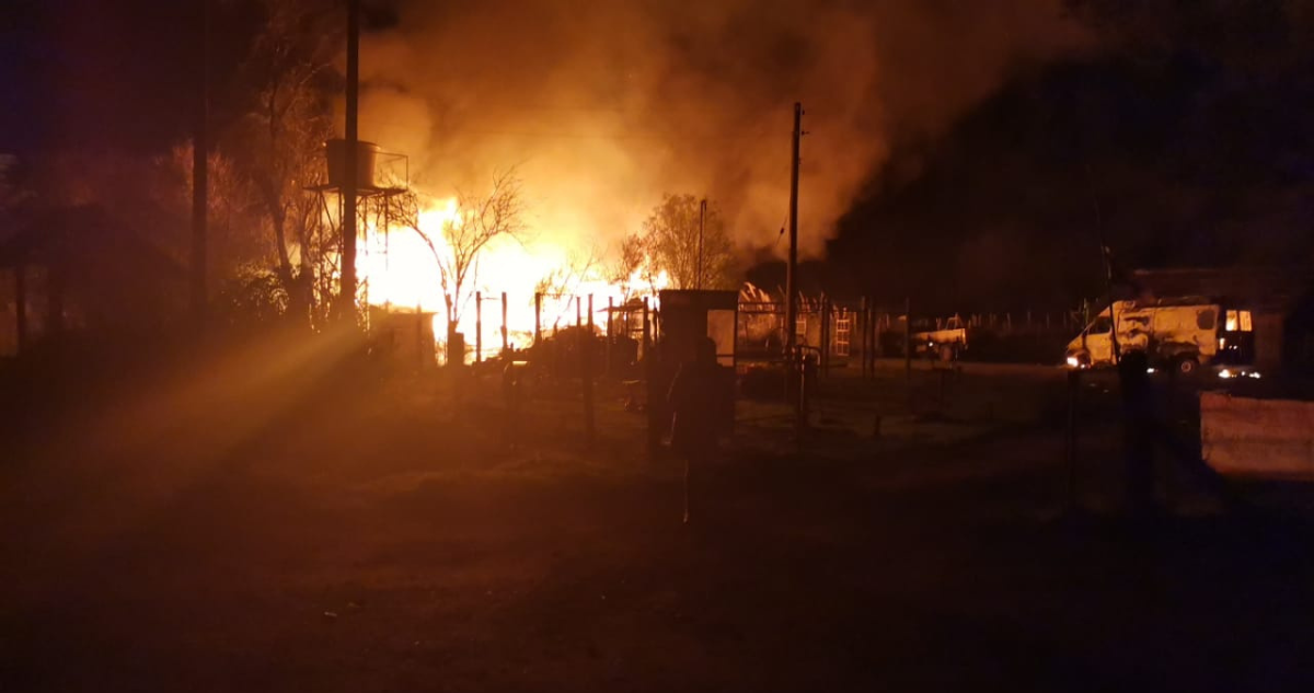 Resistencia Mapuche Malleco destruye una posta, una escuela y vehículos durante ataque en Traiguén