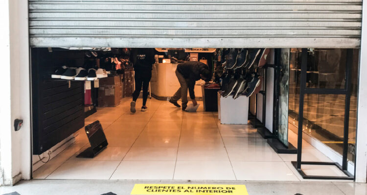 Un local de zapatillas bajando su cortina metálica