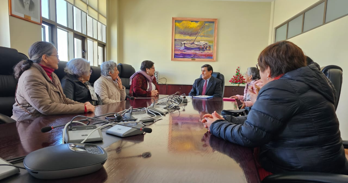 Reunión de ministro en visita con familiares de detenidos desaparecidos