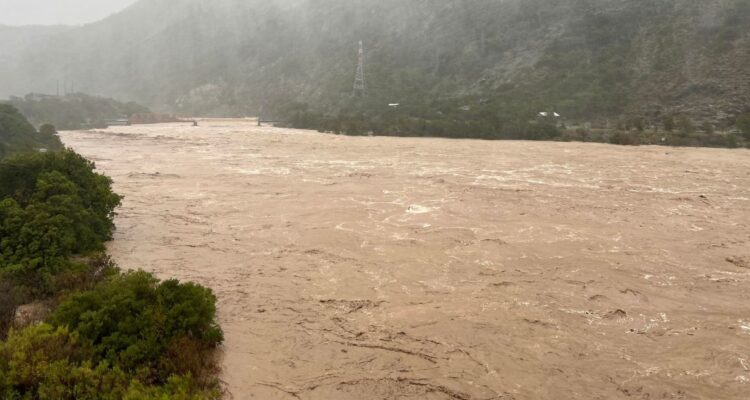 Constitución: piden evacuar ribera del río Maule por desborde y anuncian diversos cortes de agua