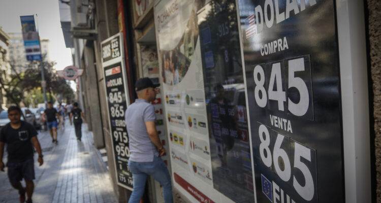 Robo frustrado: sorprenden a 6 personas al interior de casa de cambio en Santiago