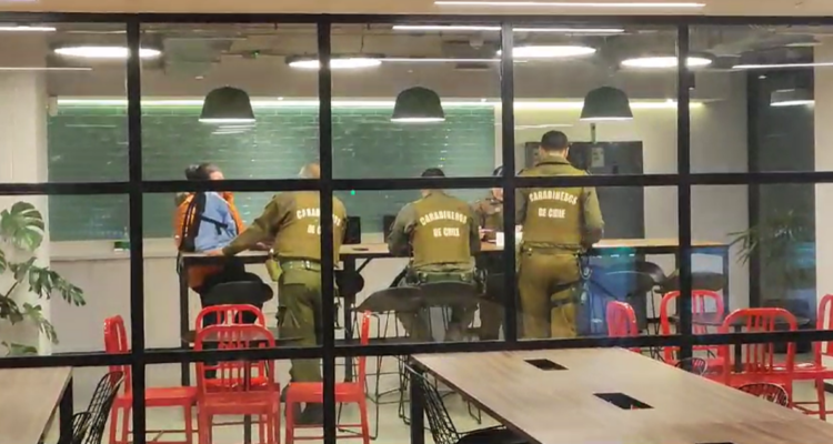 Investigan posible robo de computadores en oficinas de Integra en Santiago