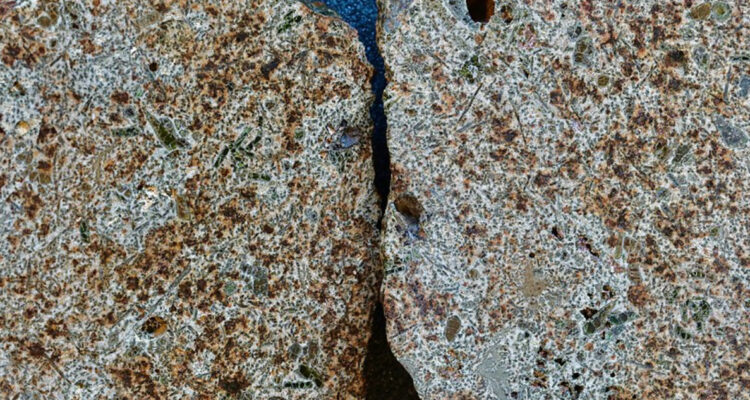 Calculan la edad de la roca espacial más antigua encontrada en la Tierra: tiene 4.500 millones de años