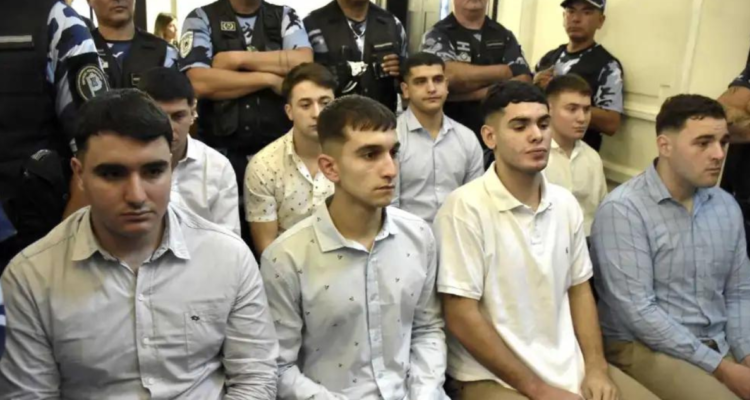 Momento en que los rugbistas escuchan la sentencia