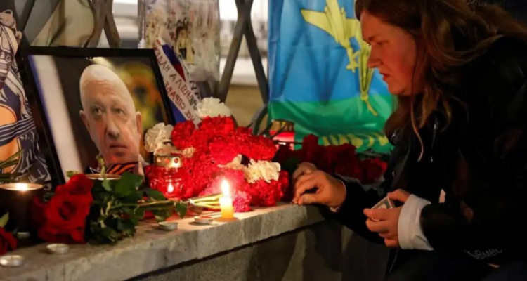 Algunos simpatizantes de Prigozhin se acercaron a despedirlo