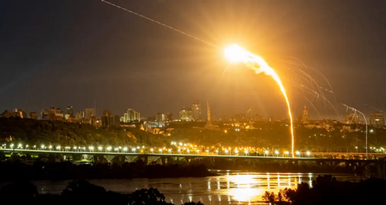 Rusia lanza nuevo bombardeo masivo en Ucrania en respuesta a ataque contra petrolero