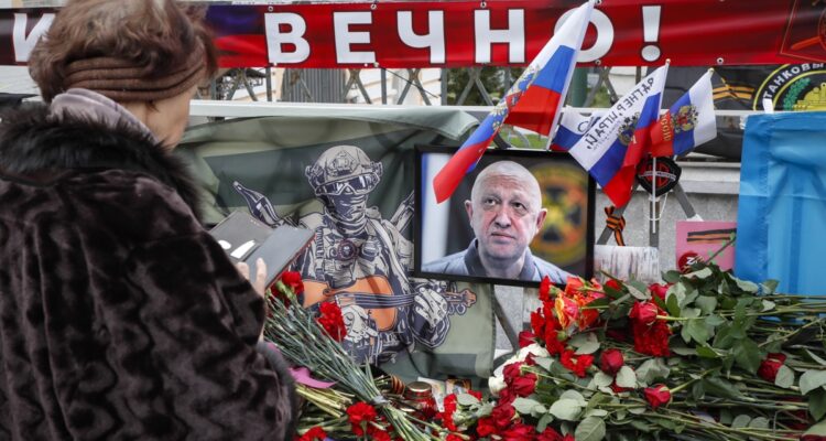 Moscow (Russian Federation), 26/08/2023.- A woman stands in front of an informal memorial to PMC Wagner chief Yevgeny Prigozhin in Moscow, Russia, 26 August 2023. An investigation was launched into the crash of an aircraft in the Tver region in Russia on 23 August 2023, the Russian Federal Air Transport Agency said in a statement. Among the passengers was Wagner chief Yevgeny Prigozhin, the agency reported.