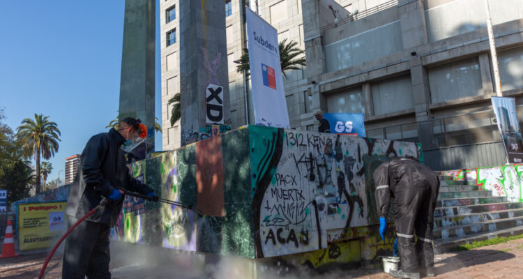 En monumento de Carabineros dan inicio a la nueva etapa de limpieza de fachadas de la Alameda en la RM