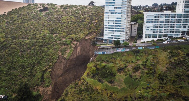 Socavón amenaza a edificio en Viña del Mar