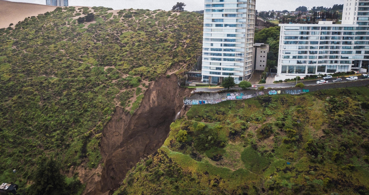 Socavón amenaza a edificio en Viña del Mar