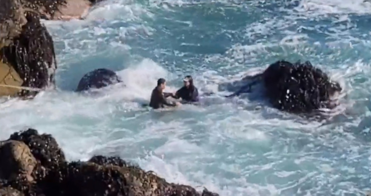 Lo sacaron con principio de hipotermia sujeto que se lanzó al mar tiene 12 detenciones anteriores