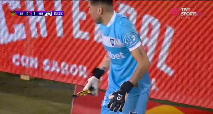 Gabriel Castellón recibió una ‘lluvia’ de proyectiles en el duelo ante Unión Española.