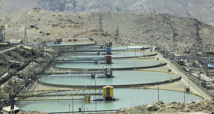 Superávit comercial supera los US$800 millones pese al bajo desempeño del cobre