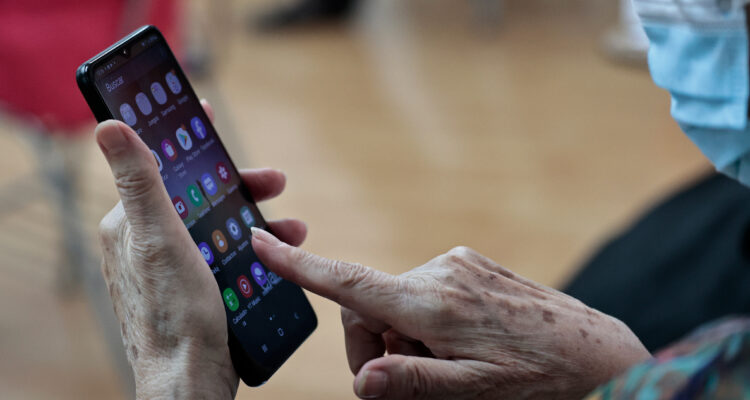 FNE sostiene que entrega servicios móviles Claro-VTR de banda 3.5 GHz no afectaría libre competencia