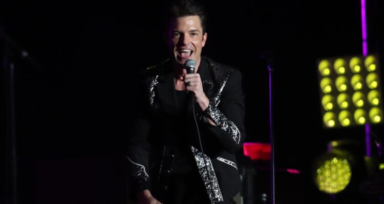 The Killers pide disculpas tras subir al escenario a un fan ruso en concierto en Georgia
