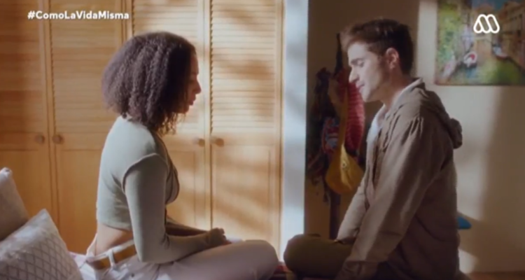 Alice y Thiago en Como la vida misma conversando sobre Joselo