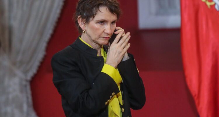 Ministra Tohá en la moneda atendiendo un llamado por celular