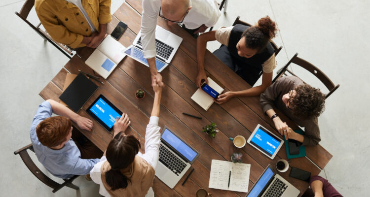 Los desafíos de la convivencia de distintas generaciones en el trabajo: cómo puede aportar cada una