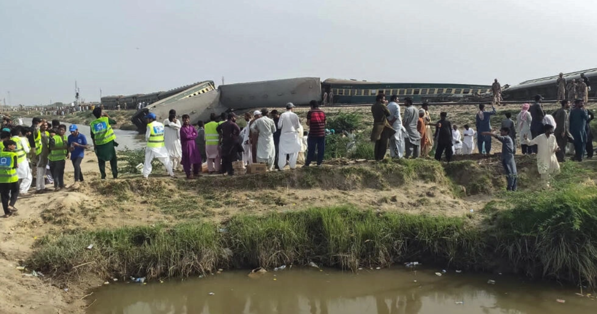 Tren se descarrila en Pakistán