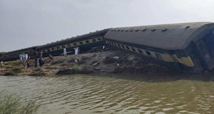 Tren se descarrila y deja al menos 19 muertos y 40 heridos en Pakistán