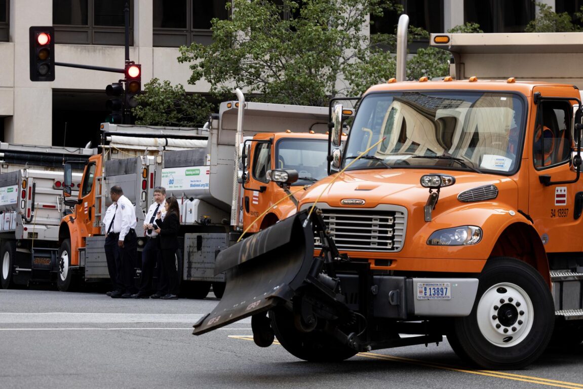 Policía deja camiones afuera del juzgado de Washington DC