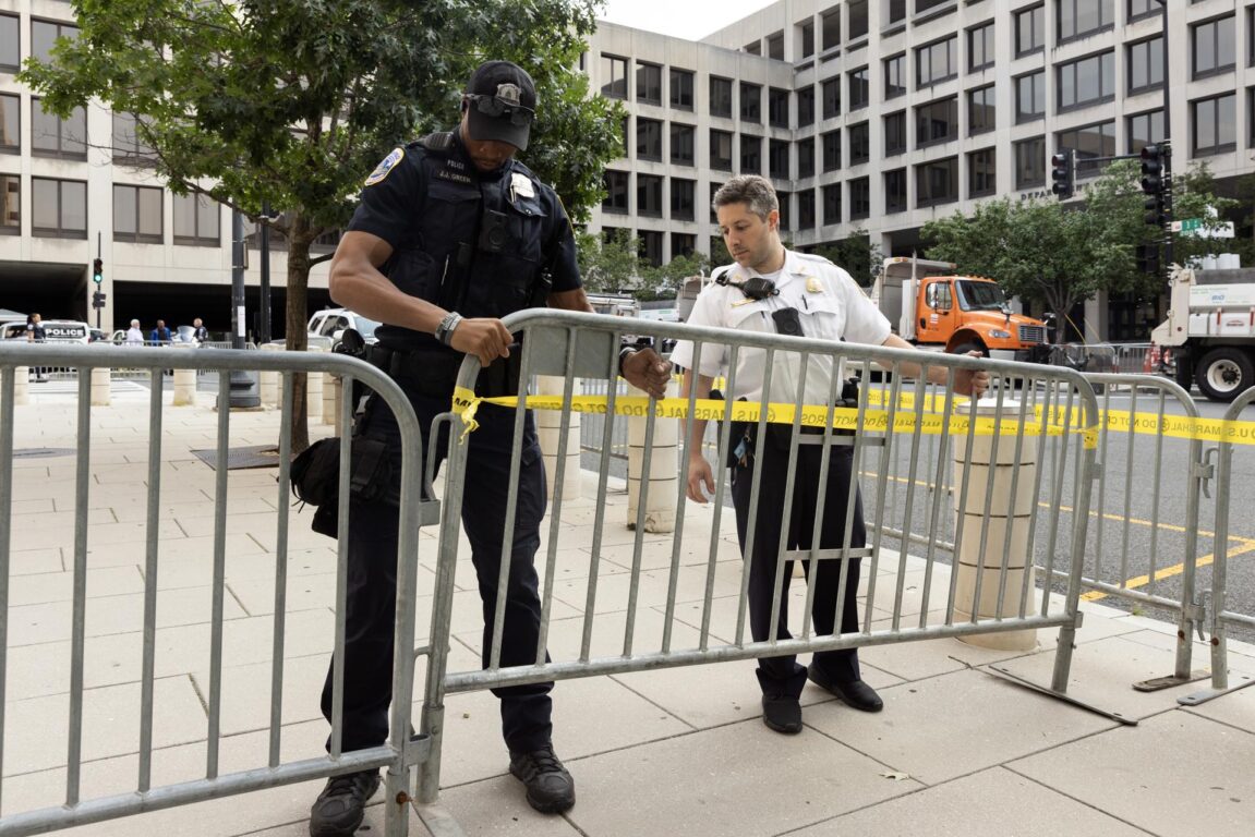 Policías instalan una valla en el exterior del juzgado de Washington DC 
