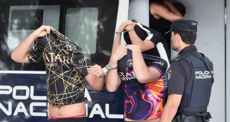 Detienen a 6 turistas en España por violación grupal de joven de 18 años: lo grabaron con un celular