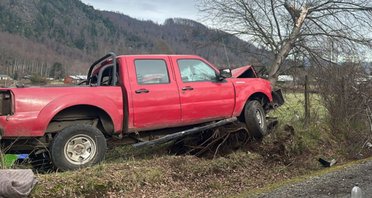 Un muerto y tres heridos deja el choque de una camioneta contra un árbol en Pucón