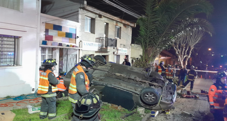 Una persona muerta y otra herida deja choque de vehículo contra una palmera en Viña del Mar