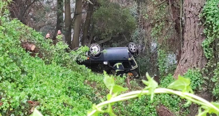 Vehículo cayó a un barranco en la Ruta de la Madera dos personas quedaron atrapadas