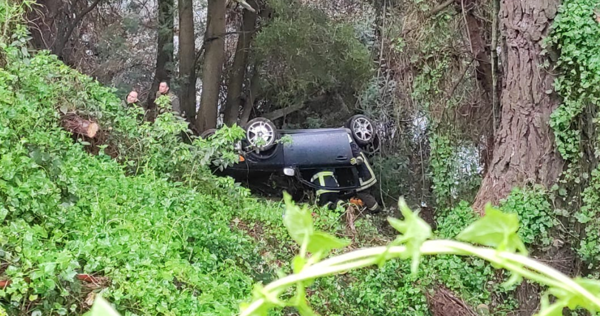 Vehículo cayó a un barranco en la Ruta de la Madera dos personas quedaron atrapadas