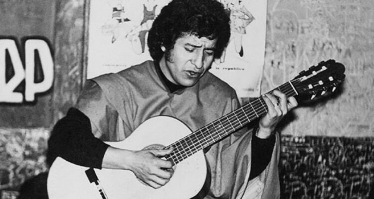 Víctor Jara en India: Guitarrista conmemora 50 años del golpe de Estado con homenaje a sus canciones
