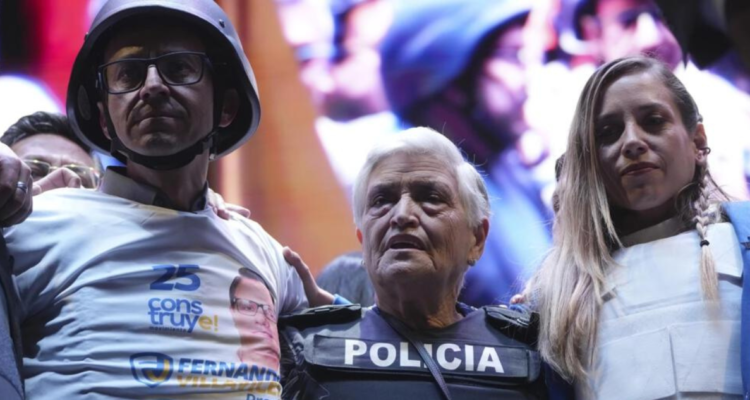 El candidato a las elecciones presidenciales, Christian Zurita, Gloria Valencia, la madre del candidato asesinado Fernando Villavicencio, y la compañera de fórmula del candidato Zurita, Andrea González, el 17 de agosto de 2023.