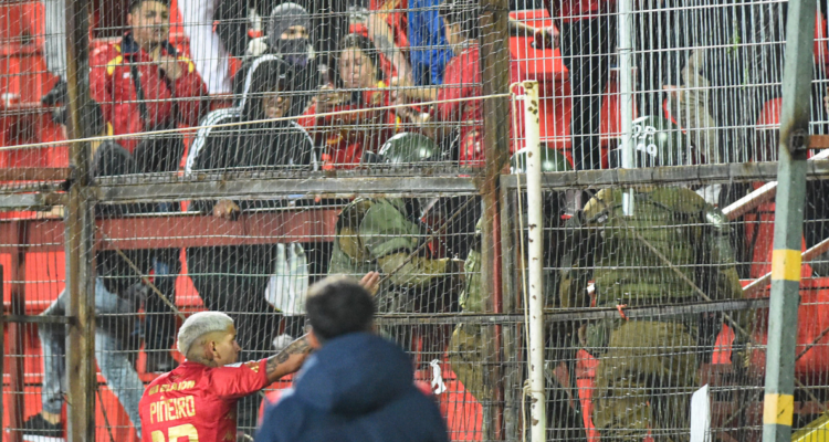Violencia en el estadio Santa Laura.