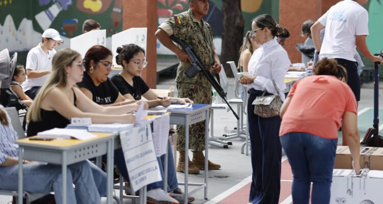 Ciudadanos acuden a votar durante la jornada de elecciones generales en Guayaquil