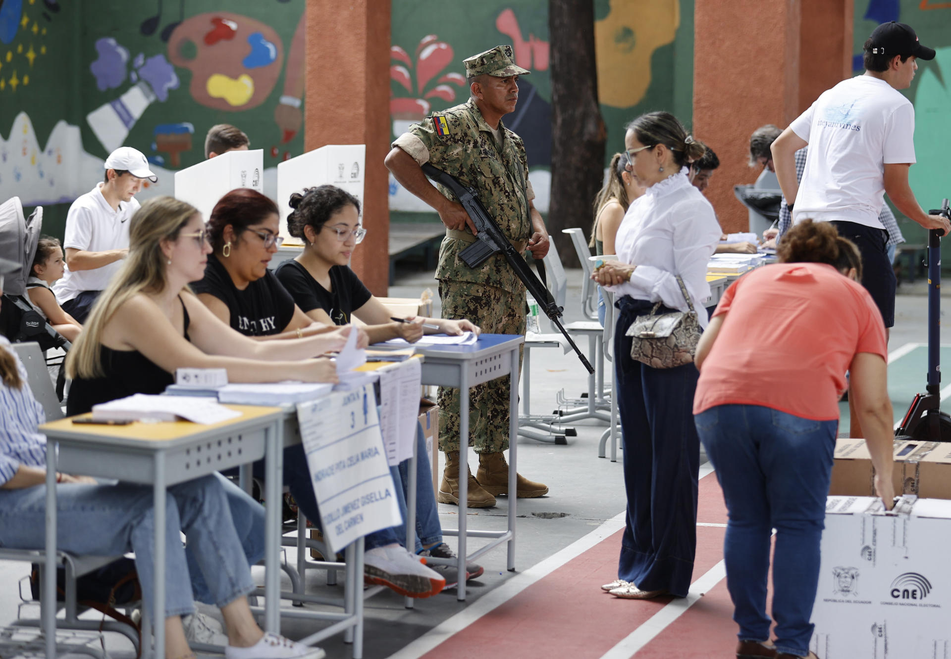 Ciudadanos acuden a votar durante la jornada de elecciones generales en Guayaquil