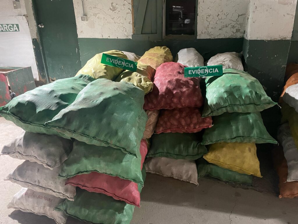 Decomisan 7 toneladas de papas que intentaban ingresar por Bolivia y Perú ante explosión de precios