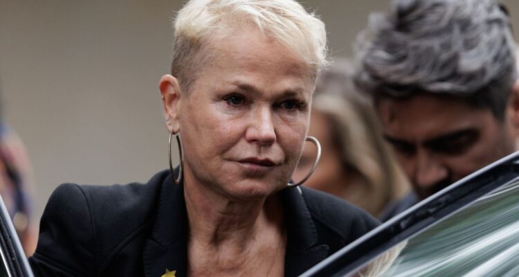 La artista brasileña Xuxa, reveló recientemente que se arrepiente por imponer estándares de belleza y “traumar” a niños con su show.