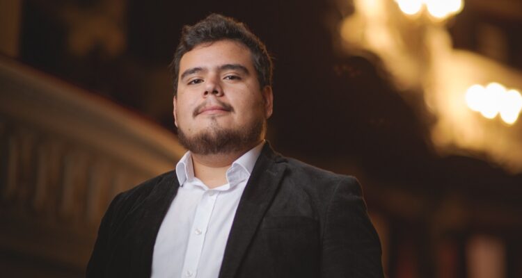 Gonzalo Quinchahual en el Teatro Municipal de Santiago