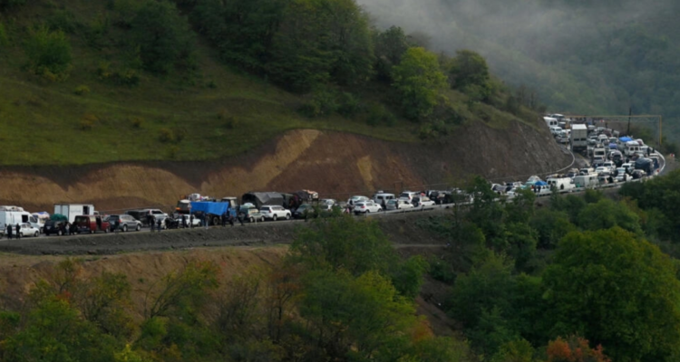 100 mil personas abandonan Nagorno Karabaj tras victoria de Azerbaiyán