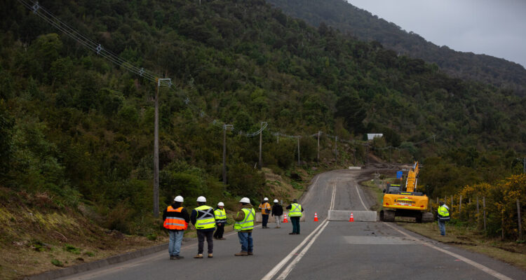 Continua cortada la Carretera Austral producto de un derrumbe de barro y rocas sobre el puente Las Toninas, ubicado en el kilómetro 47 de la Ruta 7, en el sector de Caleta La Arena.