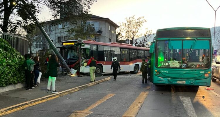 Buses RED y un vehículo de Carabineros protagonizan accidente en Las Condes