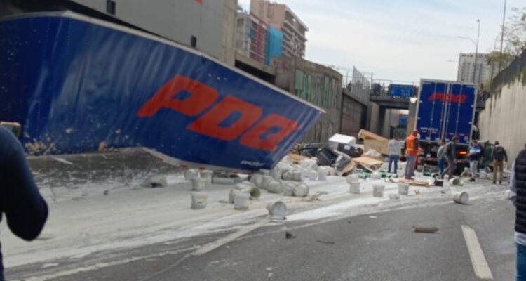 Camión derrama su carga y obstruye por completo Autopista Central tras accidente en Santiago