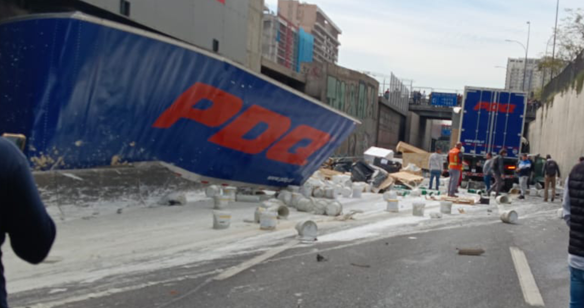Camión derrama su carga y obstruye por completo Autopista Central tras accidente en Santiago