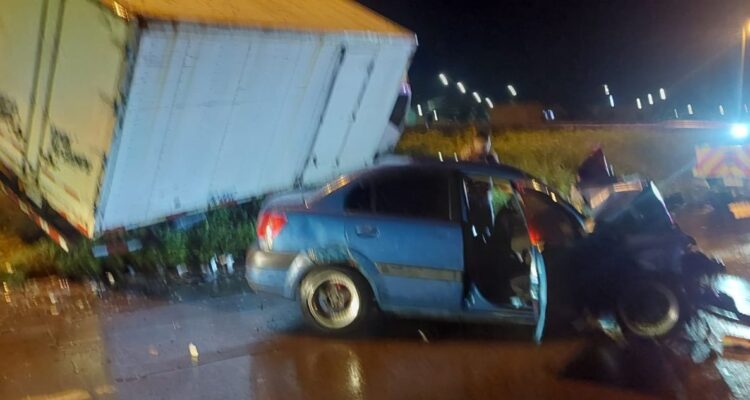 Un hombre resultó lesionado tras chocar un camión 3/4 con un automóvil que manejaba contra el tránsito en la ruta 160 en Coronel.