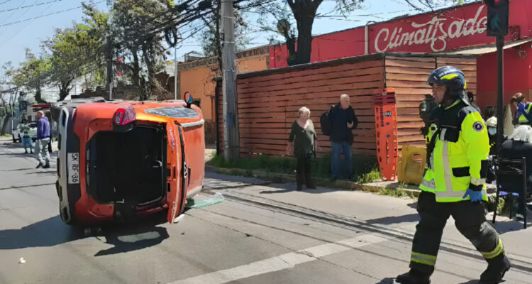 Vehículo resulta volcado tras accidente de tránsito en Santiago: circulaba madre con sus hijos menores