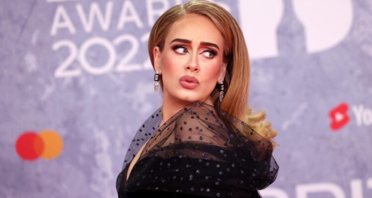 Adele vuelve a poner en duda su estado civil a un año del inicio de rumores
