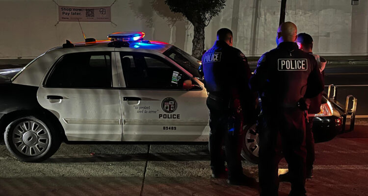 Adolescente de 14 años mata a su madre y hiere de gravedad a su novio en EEUU