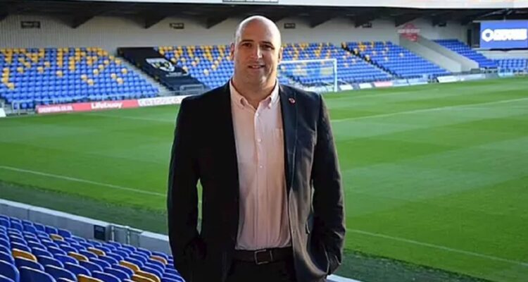 El director deportivo del AFC Wimbledon dimitió por sus abusos contra colega del club.