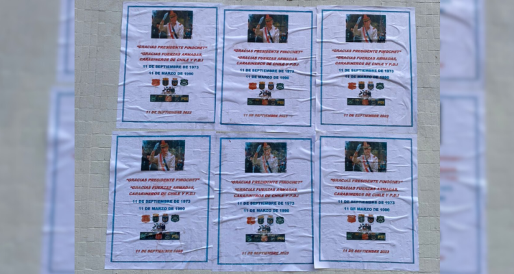 Afiches afuera de la Municipalidad de Valdivia